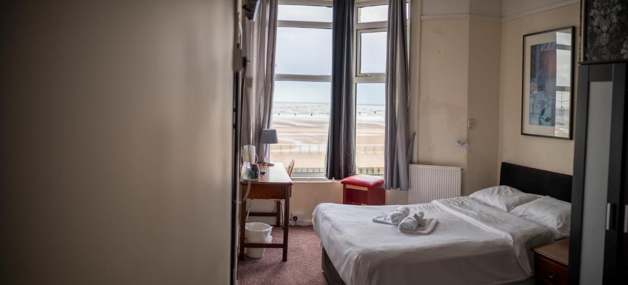 Bed and Breakfast The Chimes On The Sea Blackpool Exterior foto